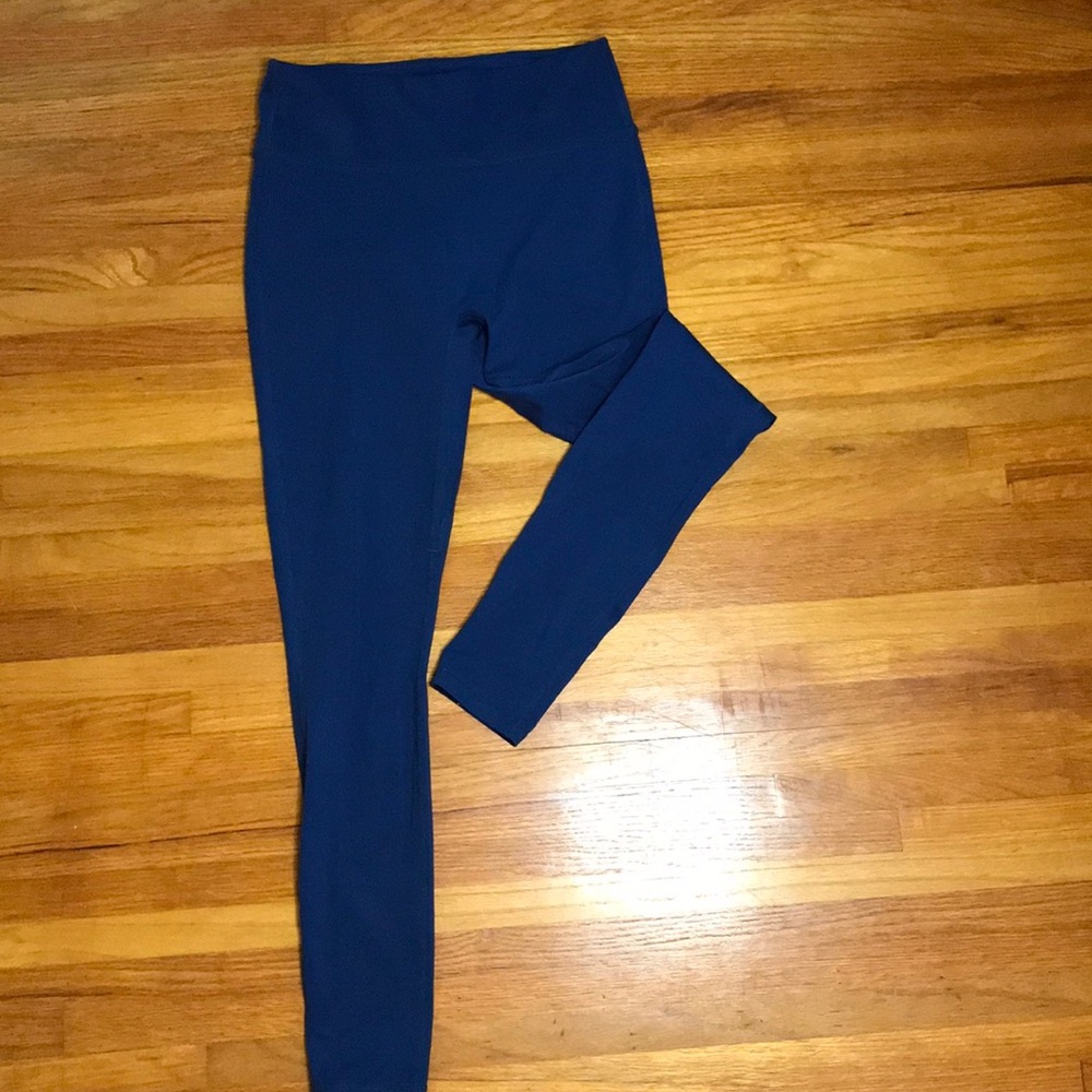 Women’s motion 365 made by fabletics. No size tag should be size Medium